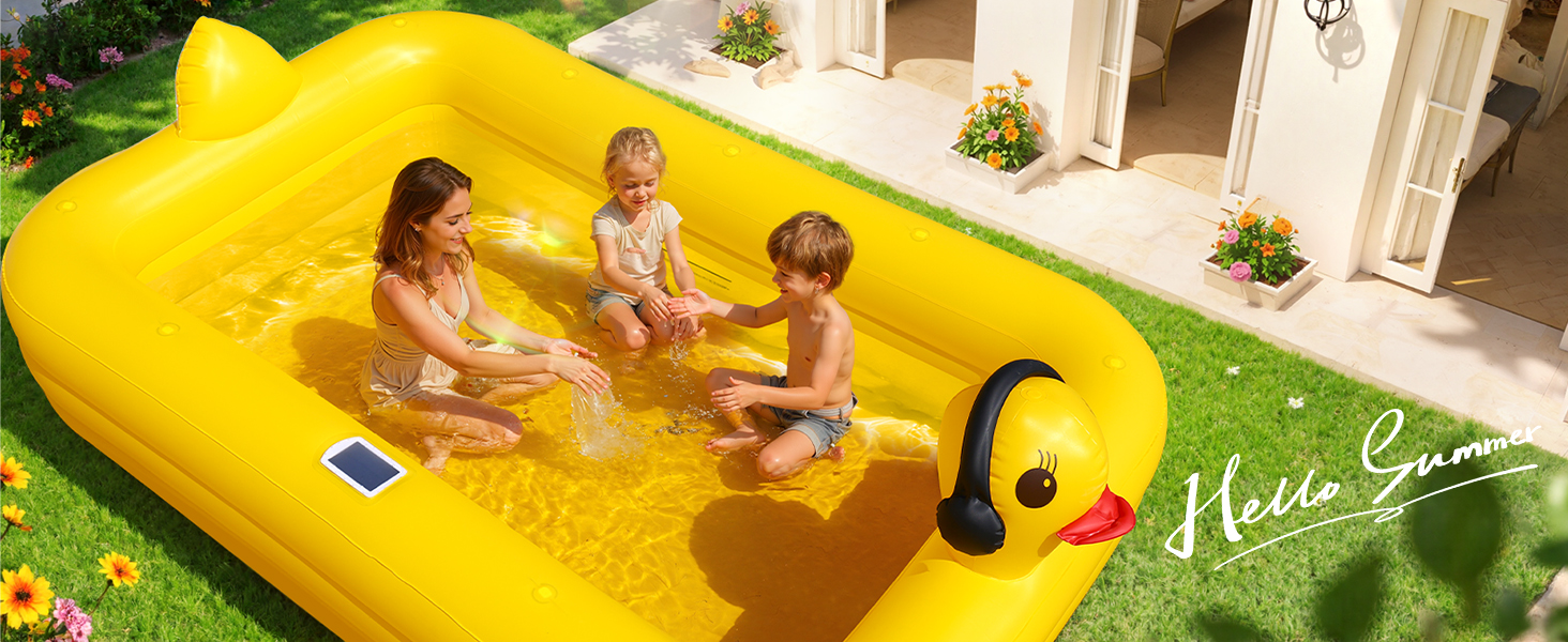 Flotteur de piscine gonflable jaune vif ou jouet aquatique avec trois enfants jouant dans une piscine extérieure ; texte « Hello Sunny » visible.