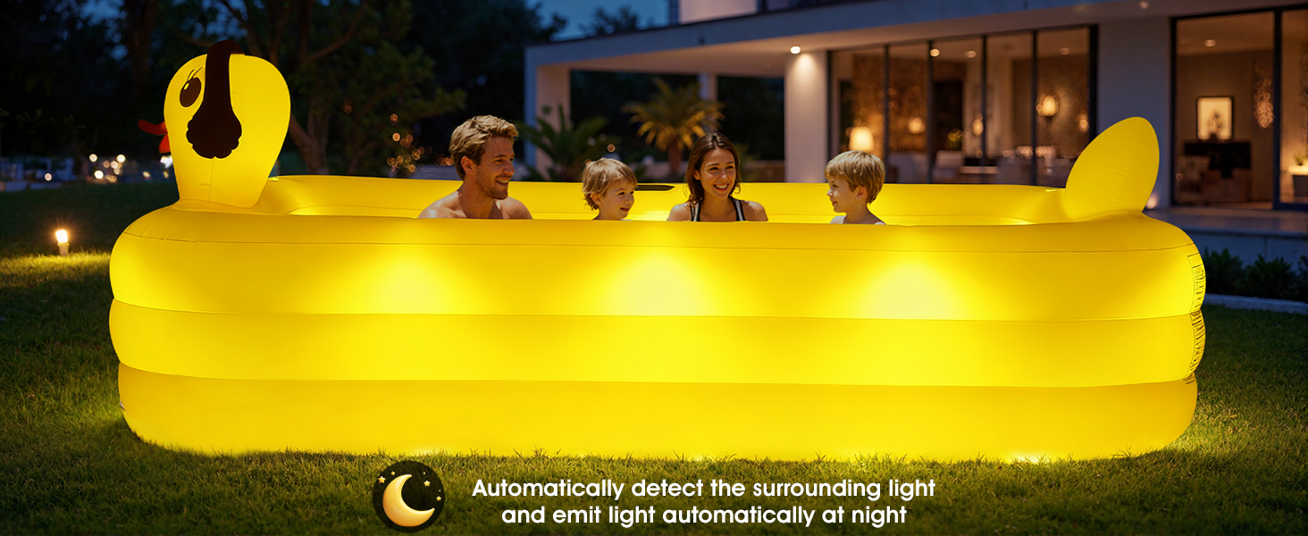 Le texte se lit comme suit : « Détecte automatiquement la lumière ambiante et dérive automatiquement la lumière vers la droite la nuit ». Flotteur de piscine gonflable jaune en forme de crabe géant avec des griffes éclairées par des lumières LED intégrées au crépuscule.