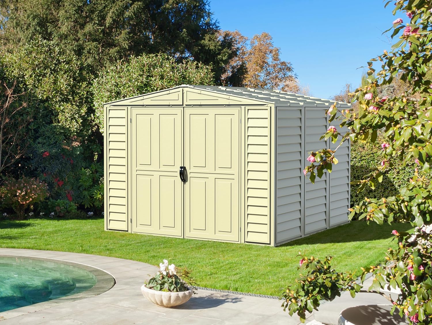 Duramax DuraMate 8 x 8 (5.75 m²) Abri de jardin en plastique avec kit de fondation en métal, structure de toit en métal robuste, abri en vinyle sans entretien - Ivoire