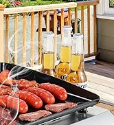 Scène de grill en plein air avec des saucisses cuites sur une poêle noire. Des bouteilles de bière et une balustrade de terrasse sont visibles à l'arrière-plan.