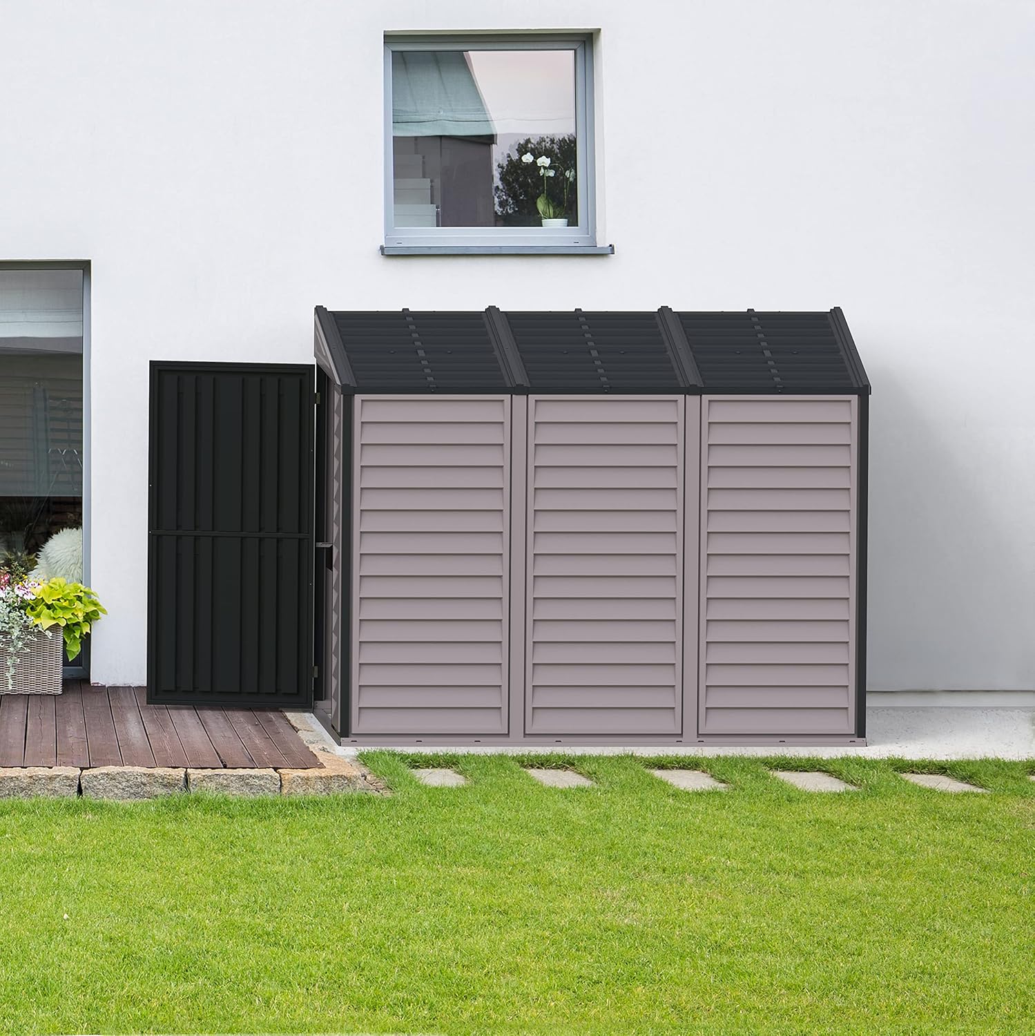 Duramax SideMate PLUS 4 x 8 (2.91 m²) abri de jardin en plastique avec kit de fondation en métal, porte réversible, structure de toit en métal robuste, abri en vinyle sans entretien, Gris foncé/ Adobe