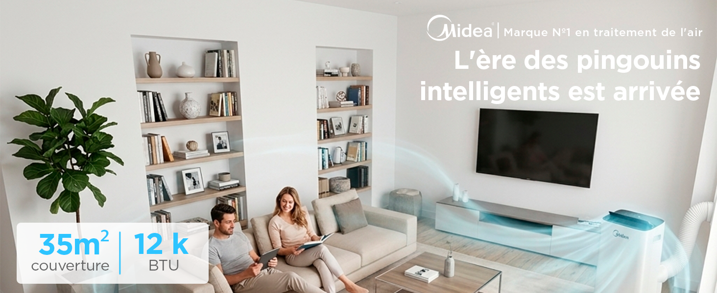 Le texte indique « Midea » et « L'ère des pingouins intelligente est arrivée » avec les spécifications « 35 m² » et « 12 k ». Salon avec étagère, meuble TV, femme assise sur un canapé, illustrant un espace domestique intelligent.