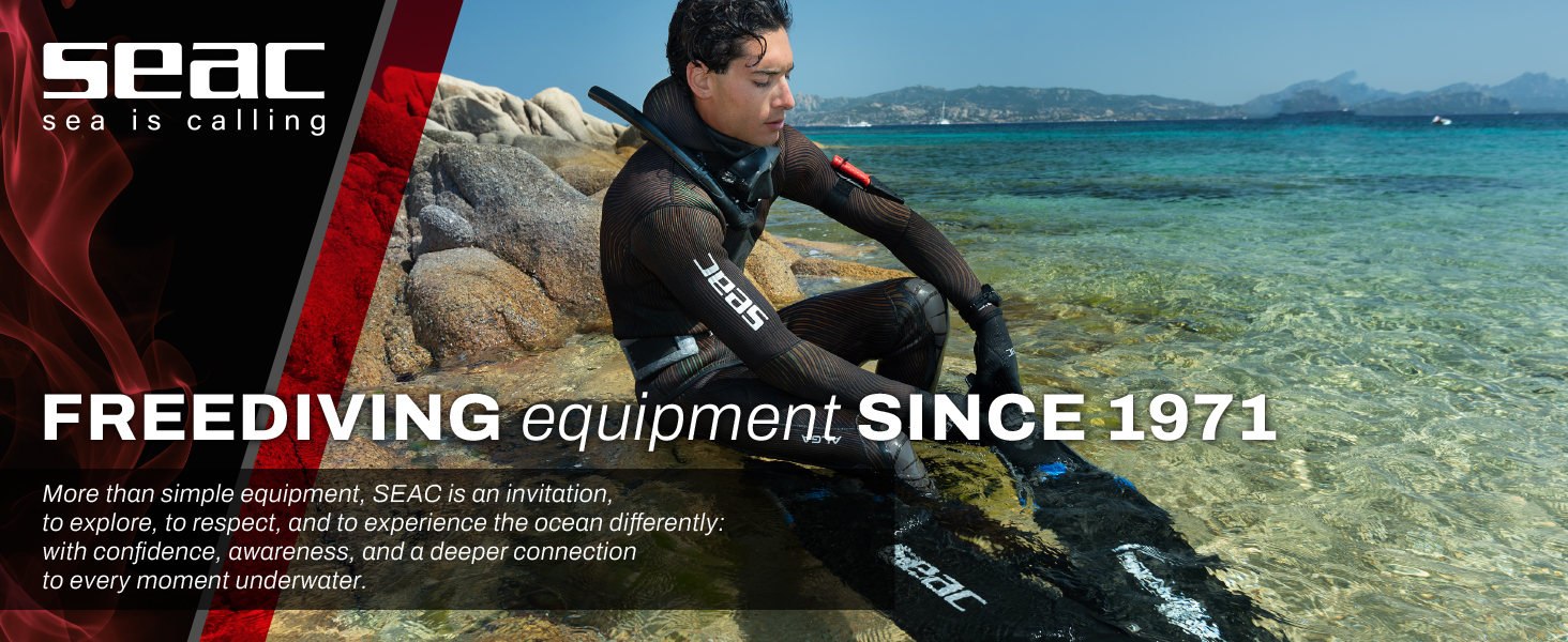 Le texte indique « Équipement SEAC FREEDIVING DEPUIS 1971 ». Homme en combinaison de plongée dans l'eau de mer avec fond de paysage côtier. Le slogan de la marque met l'accent sur plus de 50 ans de fabrication d'équipements de plongée en apnée.