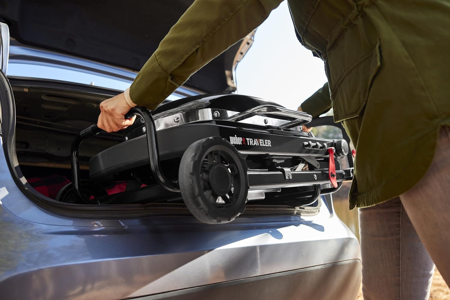 Weber Traveler Compact barbecue à gaz/design pliable et portable avec roues, verrouillage automatique du couvercle et thermomètre intégré, 1 brûleur, surface de cuisson 52 x 36 cm, noir