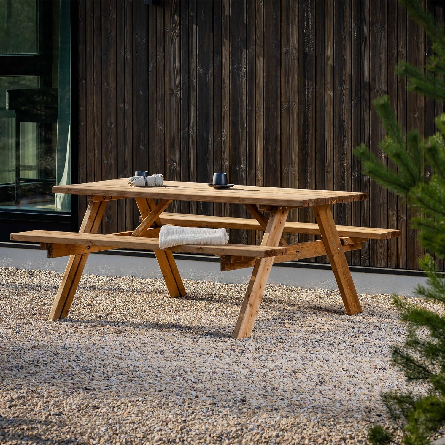 Amata - Table classique UNGURS - bois extérieur pliant - résistante intempéries