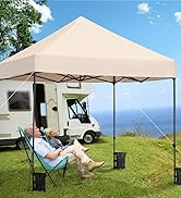 avec toit incliné installé à côté d'un camping-car blanc. Personne se relaxant dans une chaise pliante sous un auvent. Paysage côtier visible en arrière-plan.