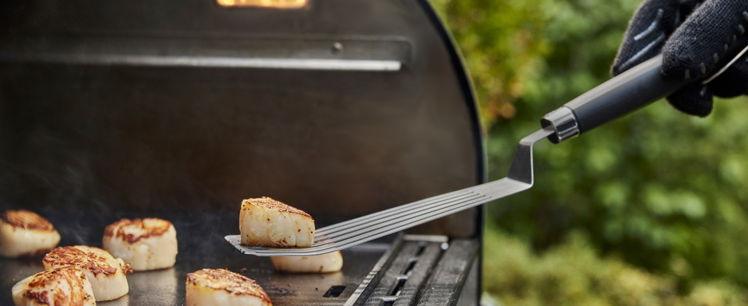 Scène de grillades montrant des aliments cuits sur une surface de gril sombre. Plusieurs plans montrent le processus de cuisson en extérieur.