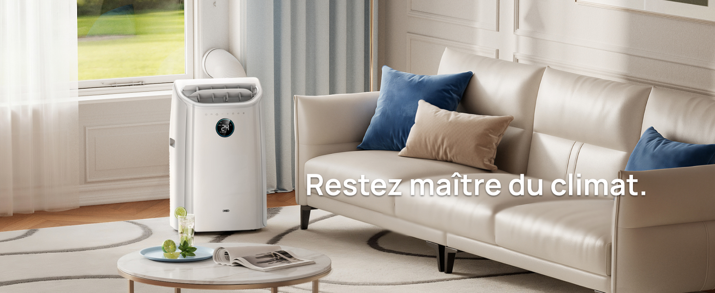 Le texte se lit comme suit : « Restez maître du climat ». Dispositif de purification de l'air affiché dans le salon avec canapé, fenêtres et décor intérieur démontrant la capacité de climatisation.