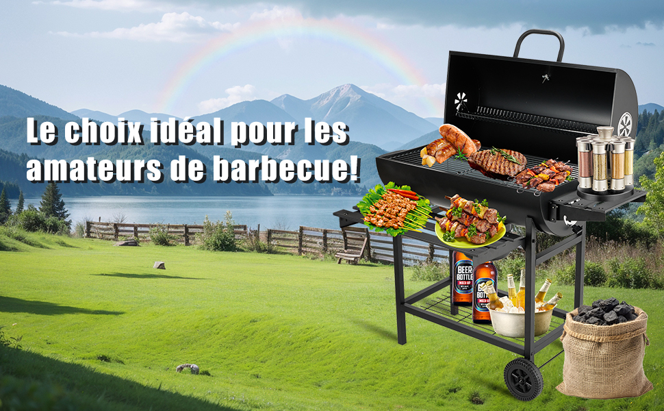 Grand barbecue noir sur roulettes avec couvercle ouvert, mettant en valeur les viandes et les légumes grillés. La table d'appoint contient des condiments et des boissons. Situé dans une scène extérieure avec des montagnes et un arc-en-ciel.