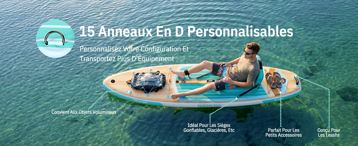 Le texte se lit comme suit : « 15 Anneaux En D Personnalisables » avec un texte descriptif en français ci-dessous. Vue aérienne d'une eau turquoise avec plusieurs îles flottantes gonflables beige et bleu sarcelle disposées en groupe, illustrant les points de fixation personnalisables en forme d'anneau en D.