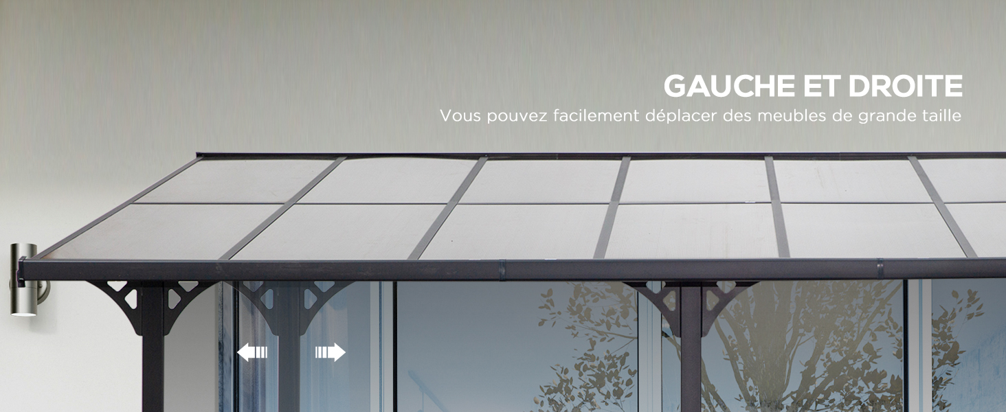 Couverture de terrasse extérieure avec cadre en métal et panneaux de verre, fixée au mur. Fournit un abri pour un espace extérieur.