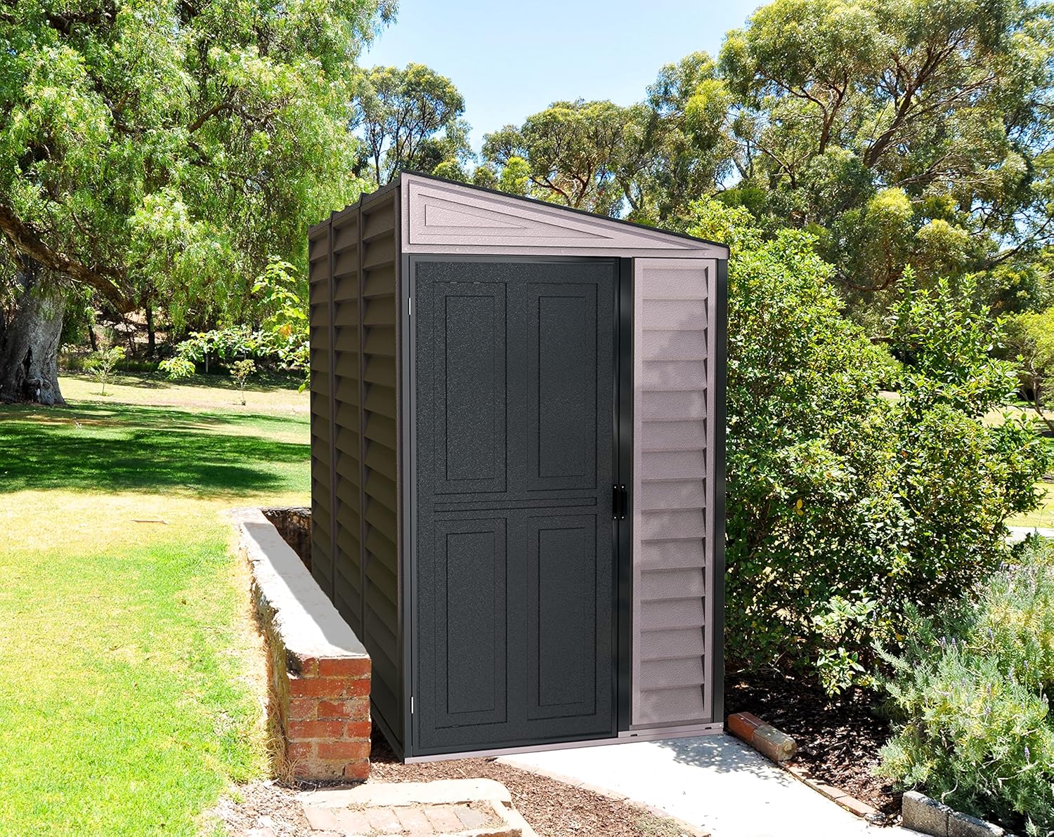 Duramax SideMate PLUS 4 x 8 (2.91 m²) abri de jardin en plastique avec kit de fondation en métal, porte réversible, structure de toit en métal robuste, abri en vinyle sans entretien, Gris foncé/ Adobe