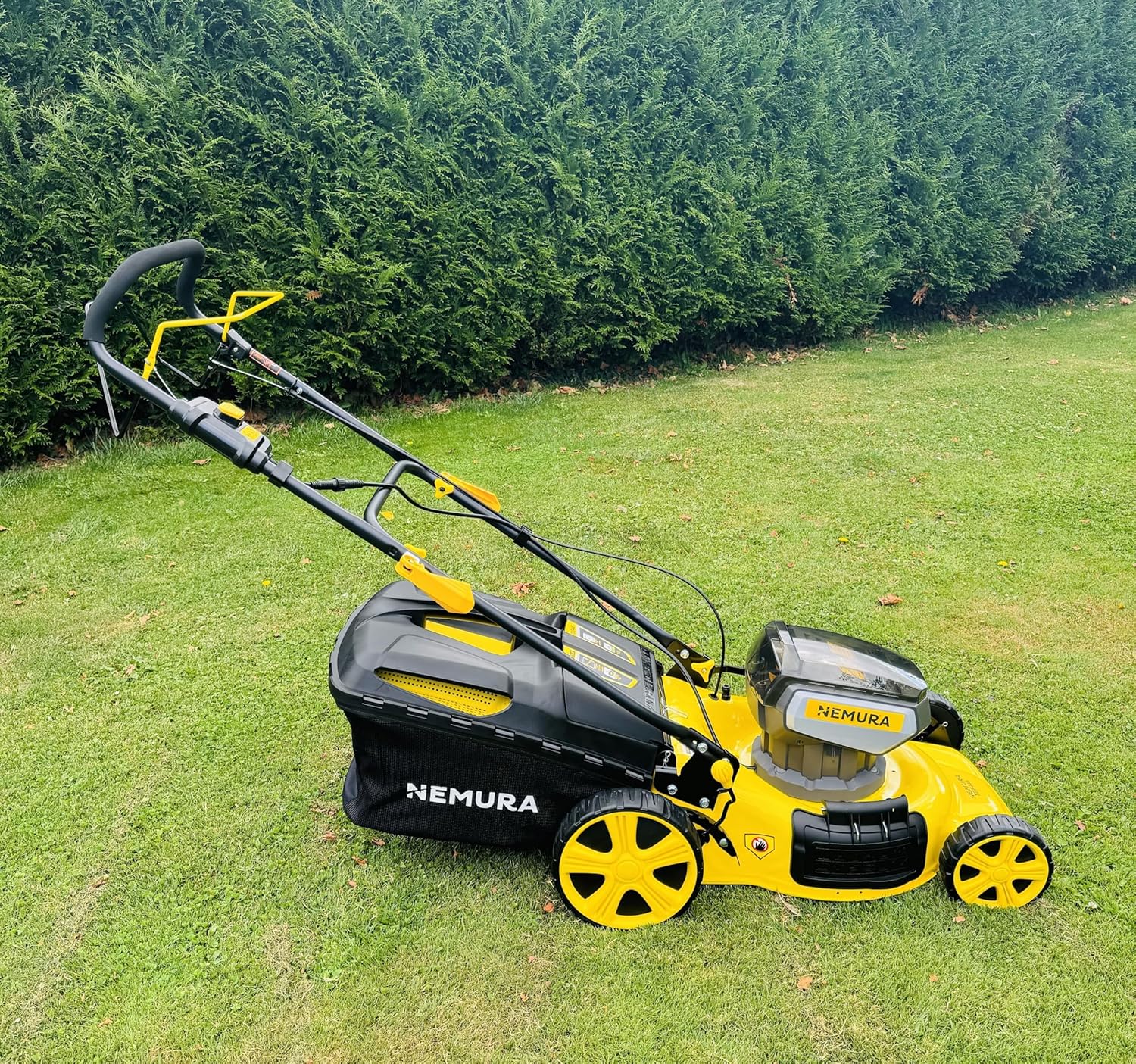 Nemura - Tondeuse autotractée 46cm 80V, 4 batteries 4Ah, mulching