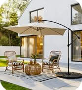 Scène de terrasse extérieure avec parasol en porte-à-faux beige fournissant de l'ombre sur un ensemble de meubles en rotin. Plusieurs vues montrent l'extérieur moderne de la maison blanche avec aménagement paysager.