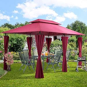un grand belvédère rouge avec une table et des chaises dans un jardin.