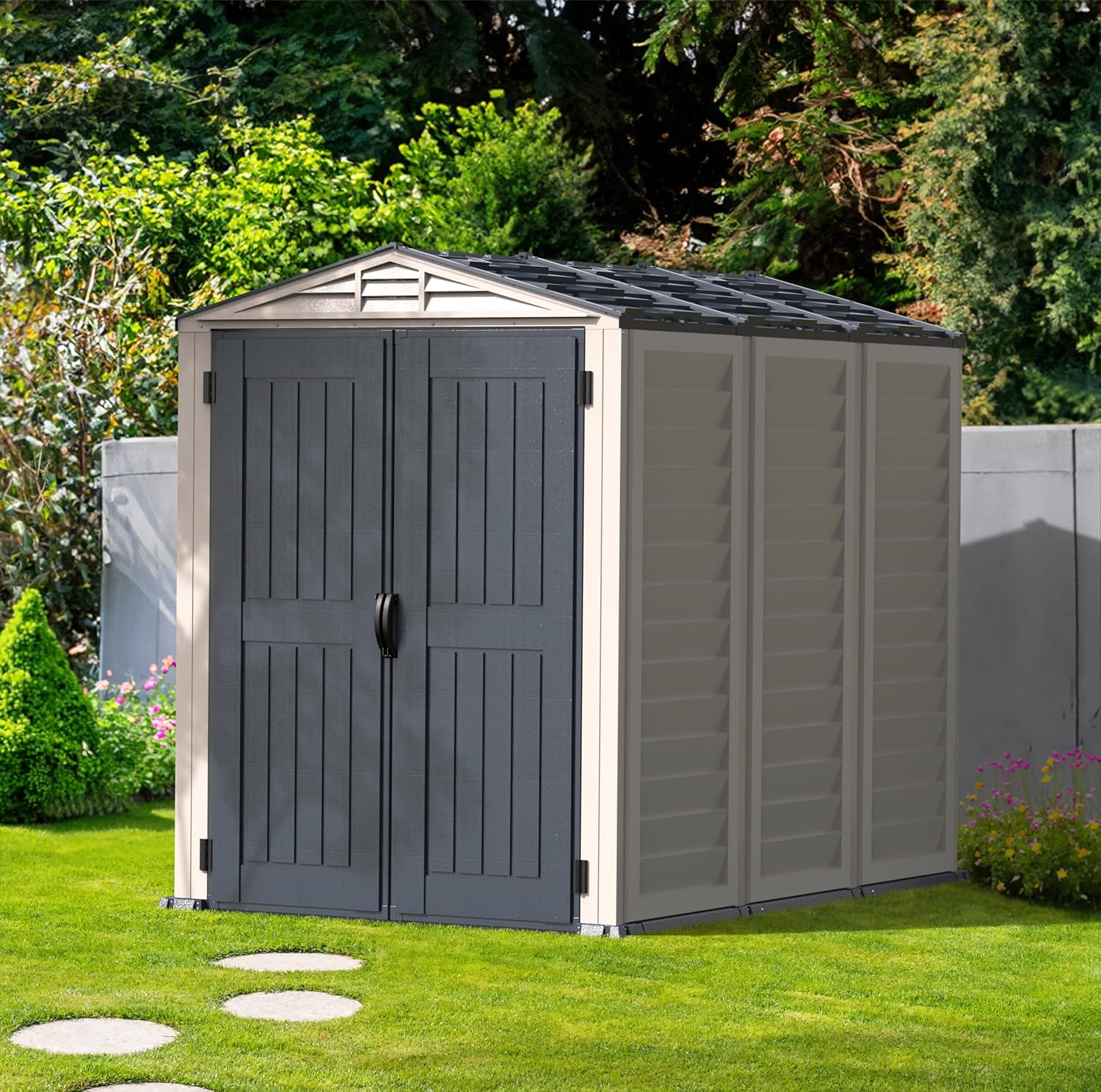 Duramax YardMate PLUS 5 x 8 (4.28 m²) Abri de jardin en plastique avec plancher en plastique robuste, structure de toit en métal robuste, ignifuge et sans entretien, Gris foncé/ Adobe