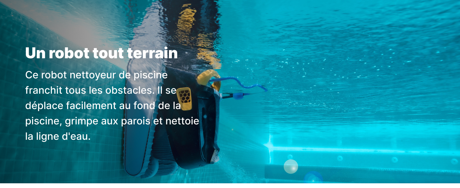Vue sous-marine d'un robot nettoyeur de piscine naviguant au fond d'une piscine aux carreaux bleus