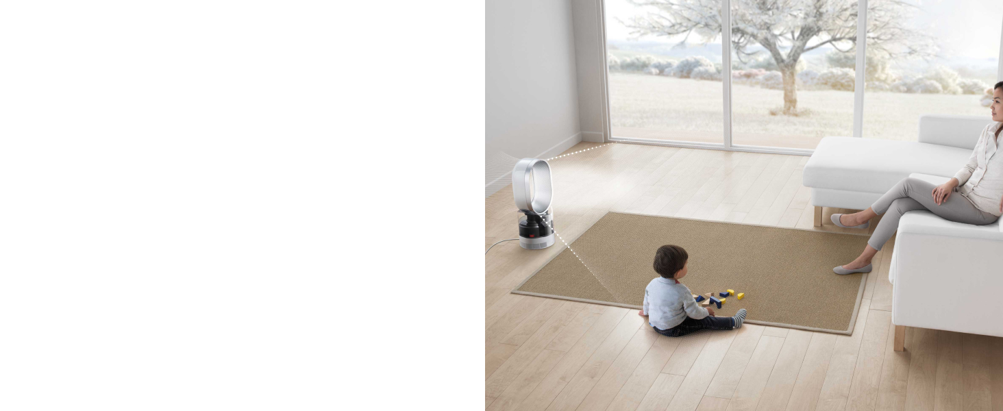 Un humidificateur Dyson en train d’humidifier l’air dans un salon pendant qu’un enfant joue.