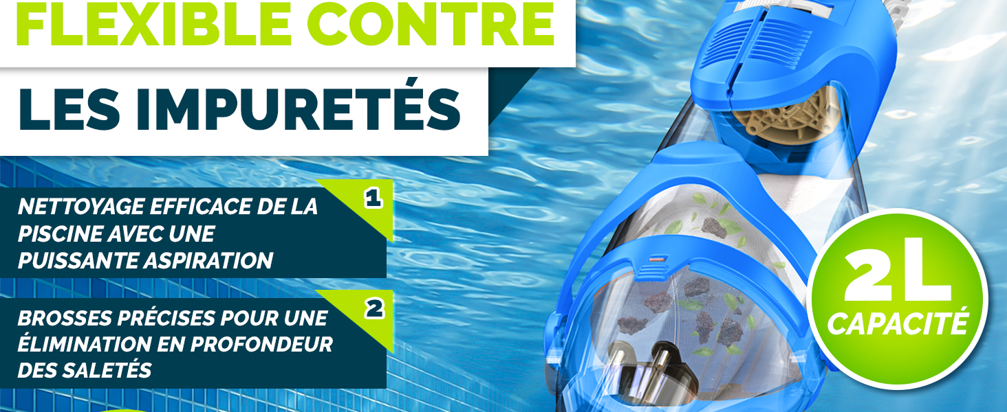 Le texte se lit comme suit : « FLEXIBLE CONTRE LES IMPURETÉS », « NETTOYAGE EFFICACE DE LA PISCINE AVEC UNE PUISSANTE ASPIRATION », « BROSSES EFFICACES POUR UNE ÉLIMINATION EN PROFONDEUR DES SALETÉS », « CAPACITÉ DE 2 L ». Appareil de nettoyage de piscine bleu illustré dans l'eau, favorisant un nettoyage efficace de la piscine grâce à une aspiration puissante.