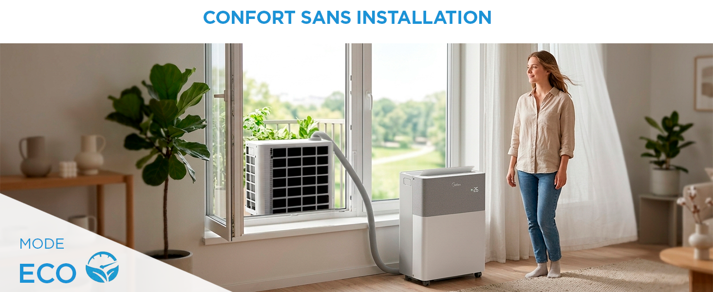 Le texte se lit comme suit : « CONFORT SANS INSTALLATION », « MODO ECO ». Femme debout à côté de l'unité de climatisation portable positionnée près de la fenêtre dans un salon moderne avec des plantes.