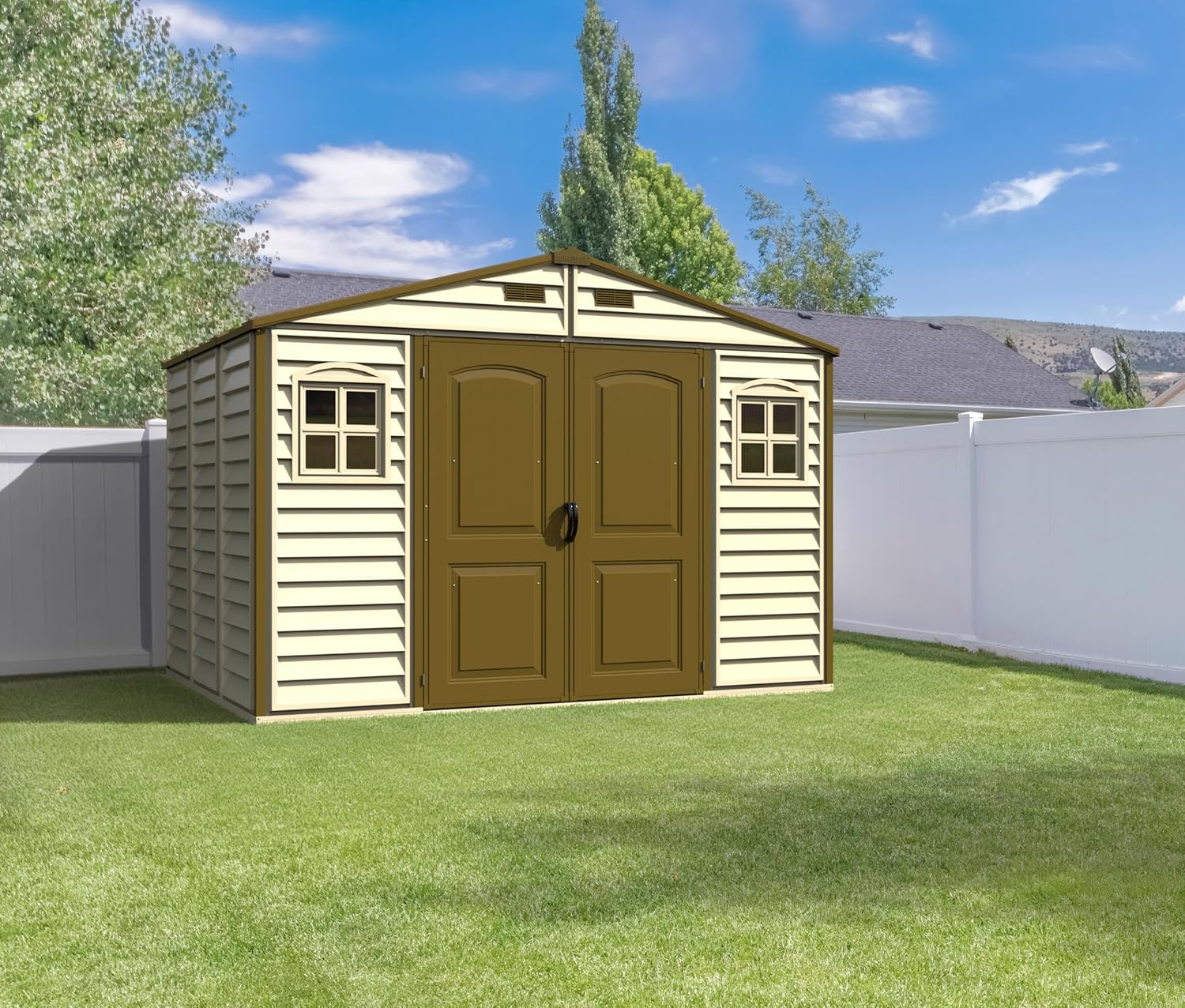 Duramax WoodSide 10 x 8 (7.64 m²) Abri de jardin en plastique avec 3 fenêtres fixes et kit de fondation en métal, structure de toit en métal robuste, ignifuge et sans entretien - Ivory/Brown