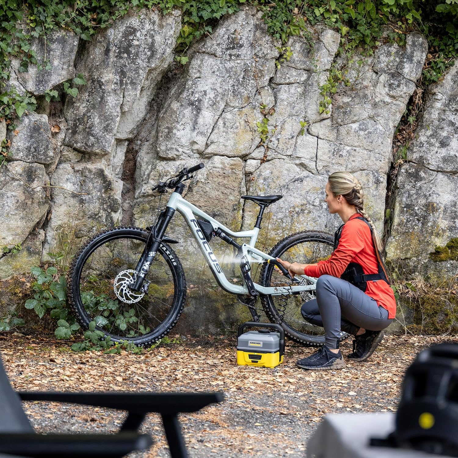 Kärcher Nettoyeur à Pression Mobile OC 3 + Kit Vélo, Débit : 2 L/h, Réservoir d'eau : 4 L, Tuyau : 2,8 m, Buse à Jet Plat, Brosse Universelle, Nettoyant, Bonnette Microfibres, Boîte de Rangement