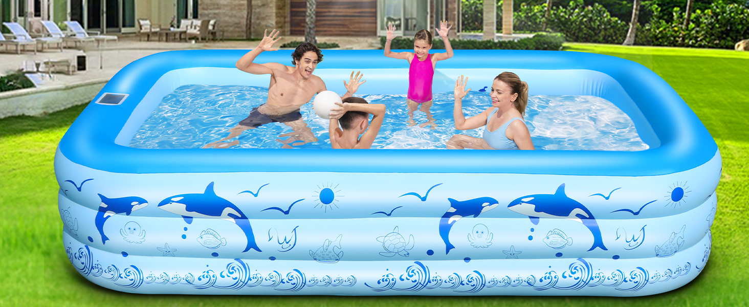 Grande piscine bleue gonflable installée sur l'herbe, offrant de multiples vues sur la piscine remplie d'eau et utilisée à l'extérieur.
