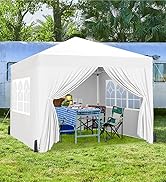 Tente extérieure blanche à baldaquin avec parois latérales et rideaux, installée sur l'herbe. À l'intérieur : table pliante avec nappe à carreaux bleus, chaises pliantes et fournitures
