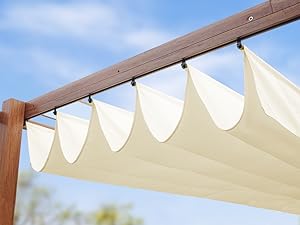 avec des panneaux en tissu blanc suspendus à une poutre en bois, illustrés sur fond de ciel bleu