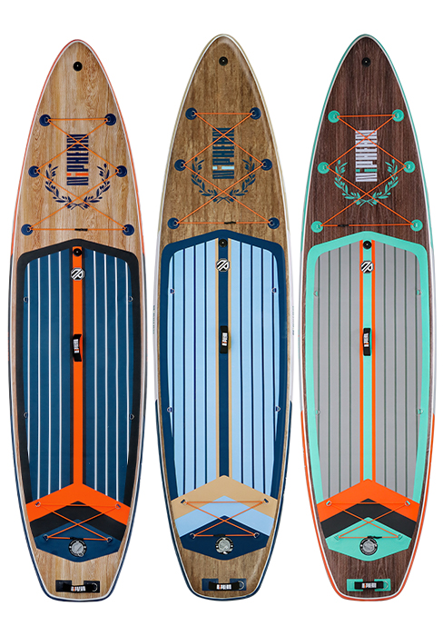 Trois planches à pagaie en bois avec des dessous rayés distinctifs en bleu, orange et bleu sarcelle. Chaque planche comporte un logo et des bordures colorées. Les planches ont des points de fixation pour les accessoires.