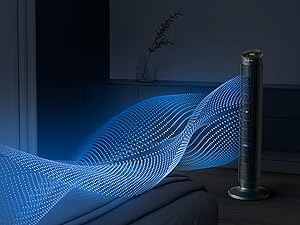 Photographie à longue exposition montrant des traînées de lumière bleue ou des ondes projetées à travers une pièce sombre, créant un motif éthéré sur un fond noir.