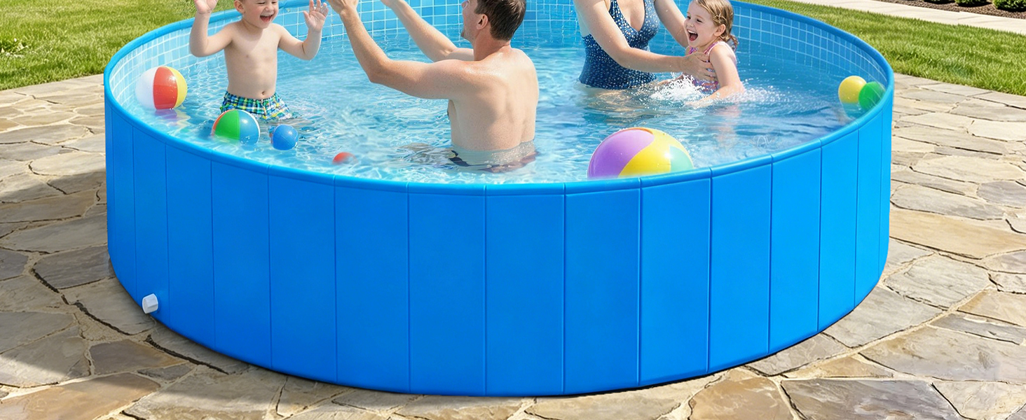 Piscine gonflable circulaire bleu vif remplie d'eau et de jouets gonflables colorés, située à l'extérieur sur l'herbe avec des personnes visibles sur les bords.