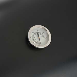 Manomètre ou manomètre circulaire avec cadran blanc et marques noires, sur fond foncé.