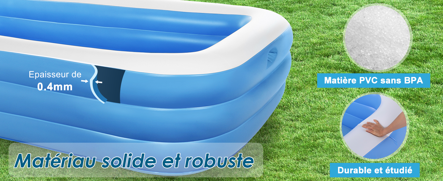 une piscine gonflable bleue dans l'herbe
