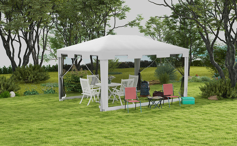 Scène de jardin ou de cour extérieure avec plusieurs chaises longues disposées sur de l'herbe verte, avec des arbres et un aménagement paysager en arrière-plan.