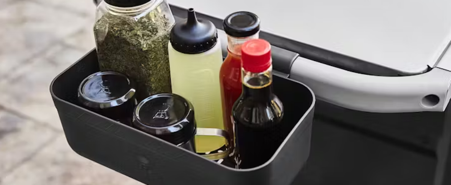 Vues multiples d'un porte-gobelet de console centrale de voiture avec diverses boissons et articles rangés dans les compartiments.