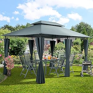 un belvédère dans un jardin avec une table et des chaises.