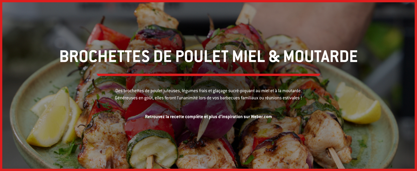 Le texte indique « BROCHETTES DE POULET MIEL & MOUTARDE ». Photographie culinaire montrant des brochettes de poulet grillées avec des légumes sur une surface sombre avec garniture.