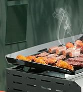avec différentes viandes cuisinées sur une surface plane. De la fumée s'échappe des aliments qui grésillent, ce qui indique qu'ils sont en train de griller