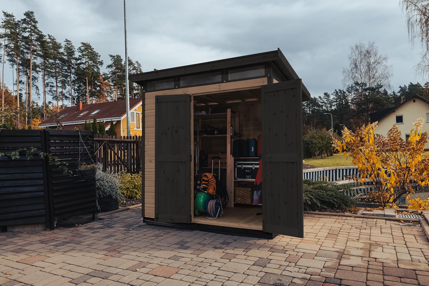 Upyard Abri de Jardin Strongbox L - Robuste Cabane à Outils en Bois avec Fondations Imprégnées et Toit en Plastique Extra-Résistant, 203x163 cm, Marron