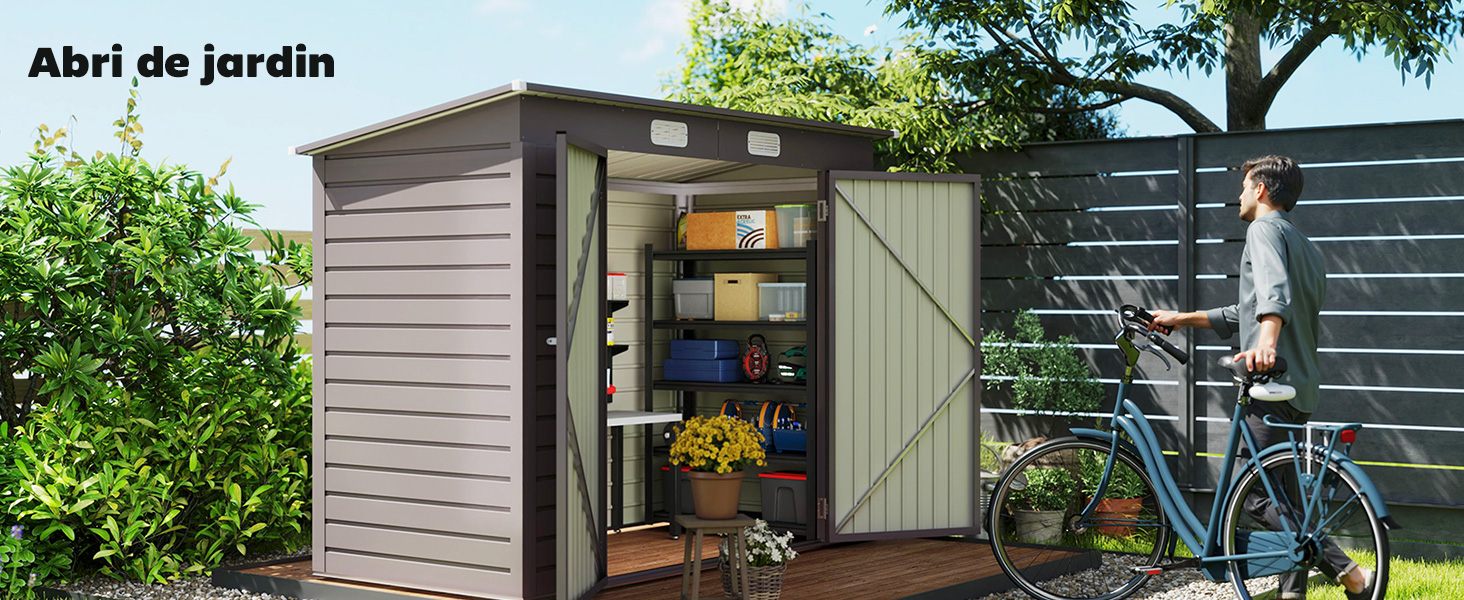 Le texte se lit comme suit : « Abri de jardin ». Abri de jardin extérieur avec construction en bois vert-brun, portes ouvertes présentant des étagères intérieures organisées avec des outils et de l'équipement, ainsi qu'un vélo adossé à l'extérieur.