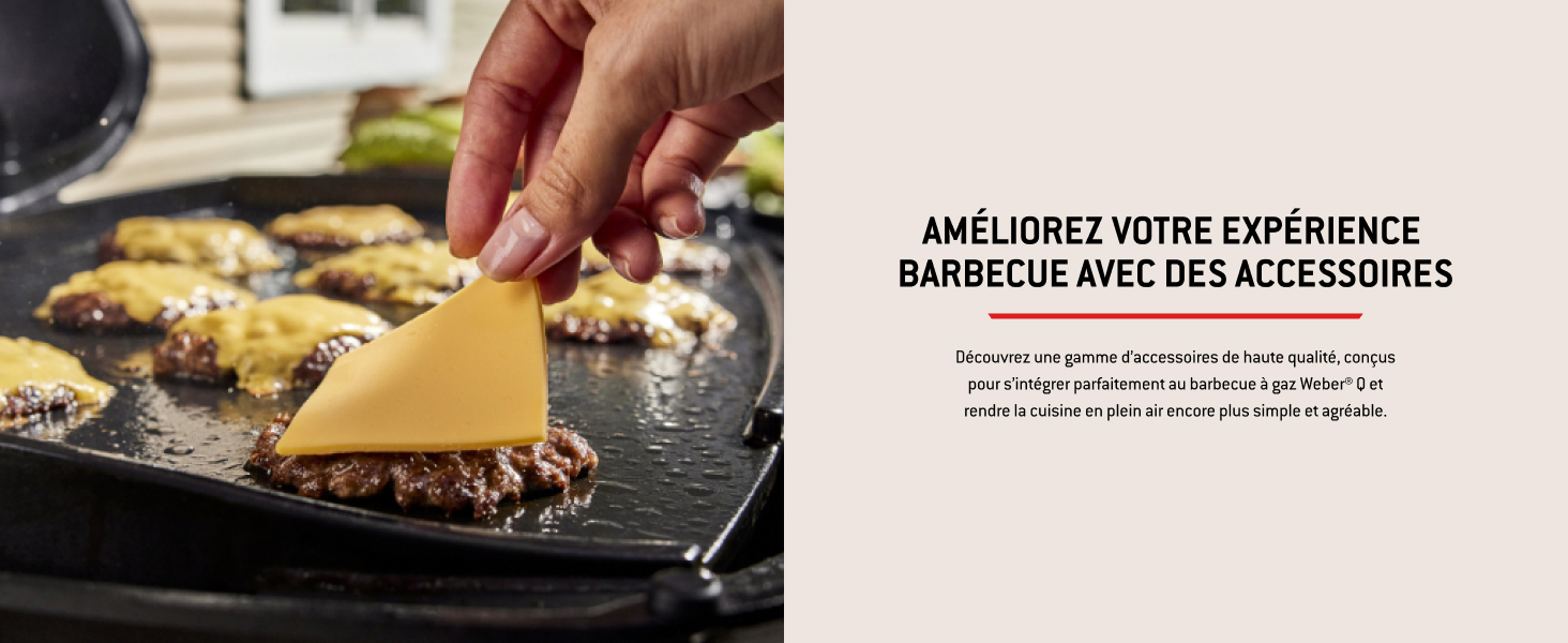 Le texte se lit comme suit : « BARBECUE AVEC SES ACCESSOIRES ». Images rapprochées montrant la préparation des aliments sur une surface de cuisson avec divers ustensiles.