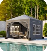 Grand belvédère extérieur ou structure de pavillon présentée dans de multiples vues à côté d'une piscine. Comprend un revêtement en tissu gris et des panneaux latéraux avec fenêtres.