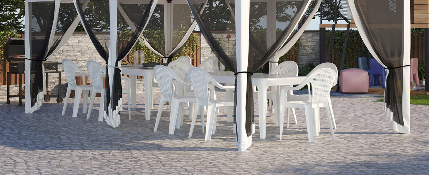 Terrasse extérieure avec chaises et tables en plastique blanc sous un auvent avec des rideaux blancs drapés. Mur de pierre et plantes visibles en arrière-plan.