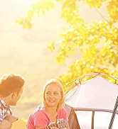 couple campant dans les bois avec une guitare