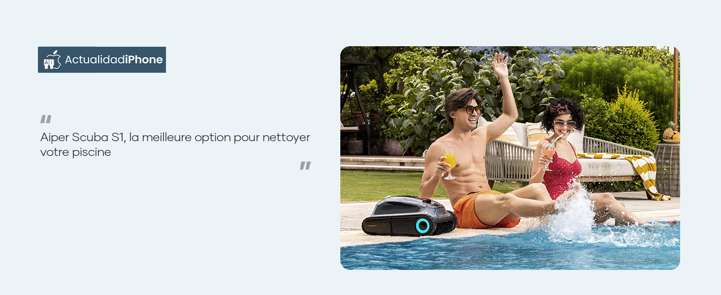 flottant dans une piscine avec deux personnes barbotant à proximité. Le haut-parleur est noir avec des accents bleus et semble diffuser de la musique.