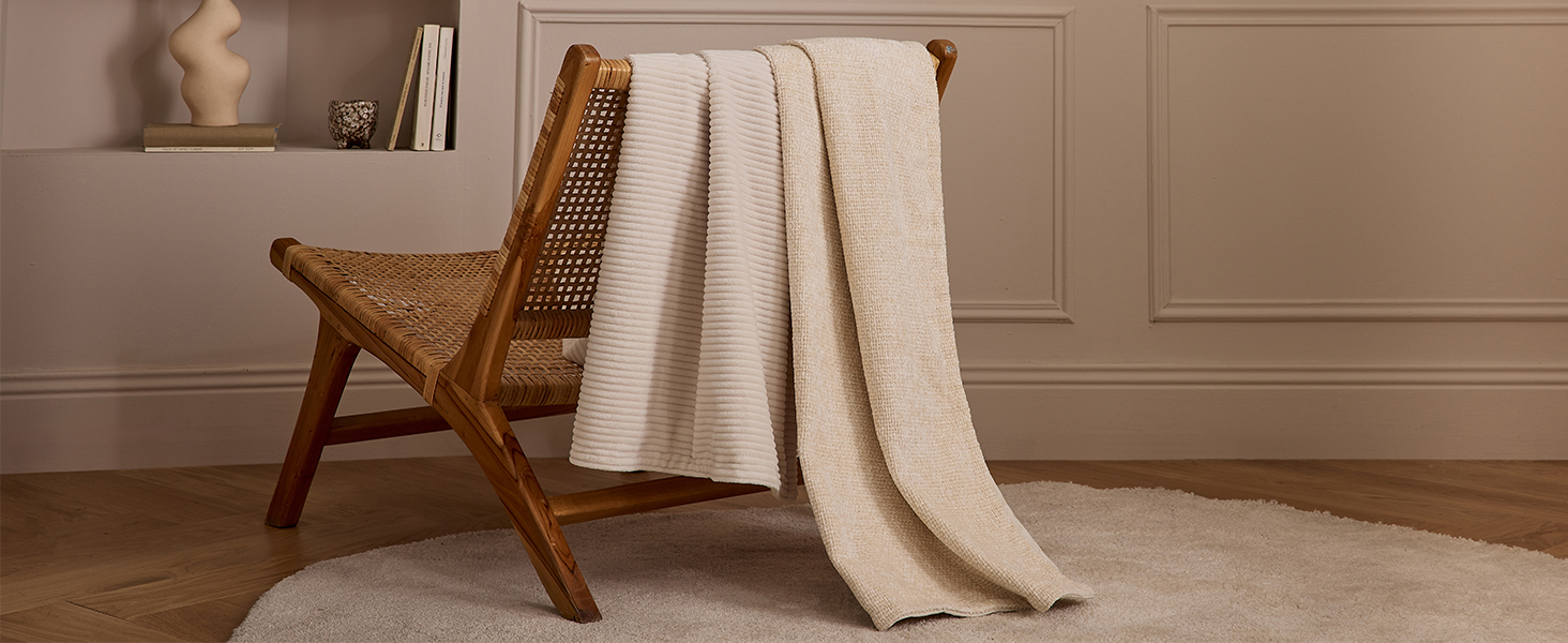 Le texte se lit comme suit : « Image 4 ». Couverture ou plaid beige ou crème drapé sur des meubles en bois dans un décor intérieur aux tons chauds.