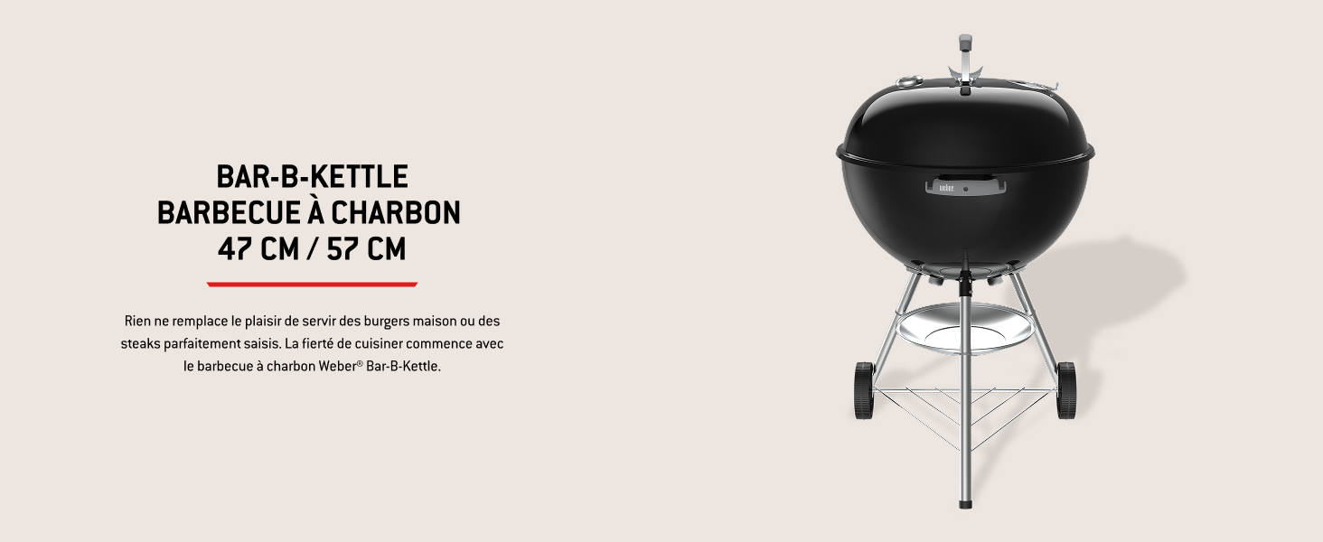 Le texte indique « BOUILLOIRE BAR-B » et « GRIL À BARBECUE » avec les spécifications de dimensions « 37 CM/57 CM ». Gril de bouilloire sphérique noir avec trépied chromé et roulettes, avec couvercle à charnière et deux poignées latérales.