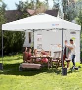 dans le jardin. Famille dégustant un repas en plein air à l'abri. La tente fournit de l'ombre sur les meubles de patio en bois. Un homme fait des grillades à proximité