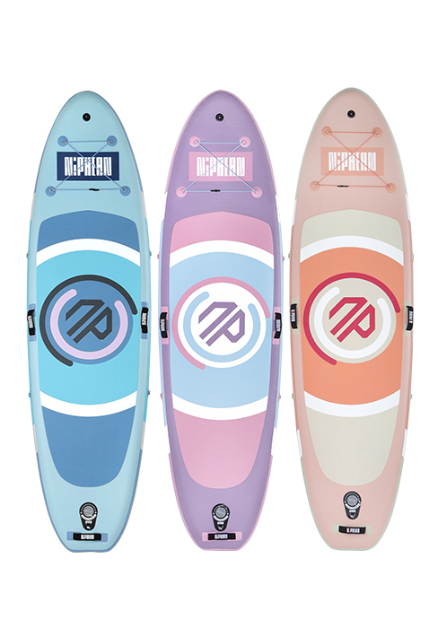 Trois planches à pagaie gonflables en bleu, violet et rose. Chaque tableau comporte un logo circulaire, un affichage numérique et un motif à rayures de couleur coordonnée. Les planches ont une forme large et stable pour pagayer.